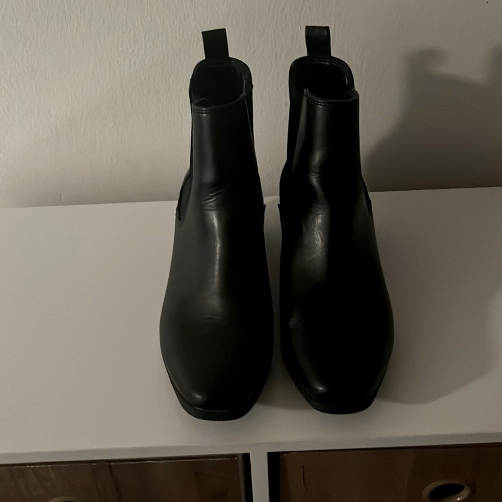Like new black ankle booties size 8 in women’s. Only wore once. Great condition